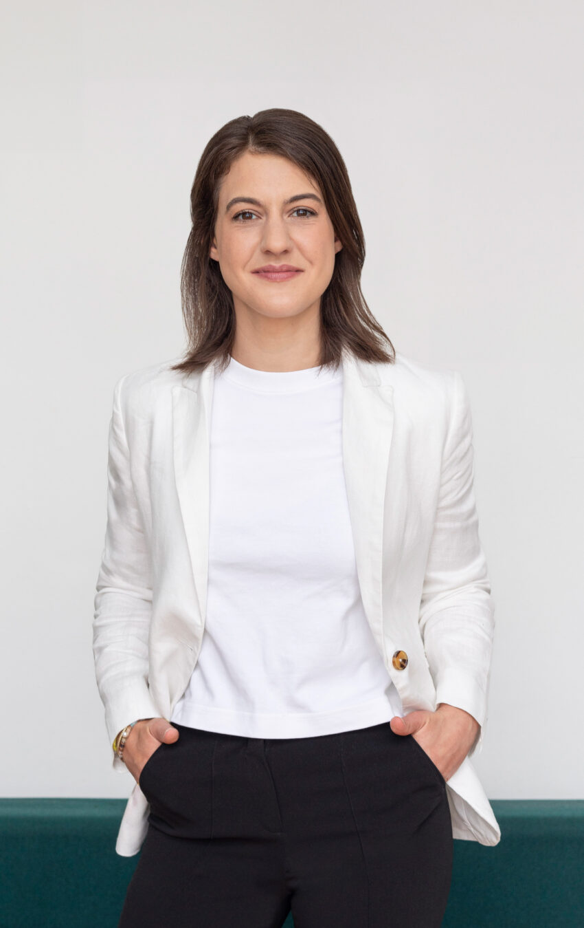 Portrait von Lara Maria Hammer in einem weißen Blazer