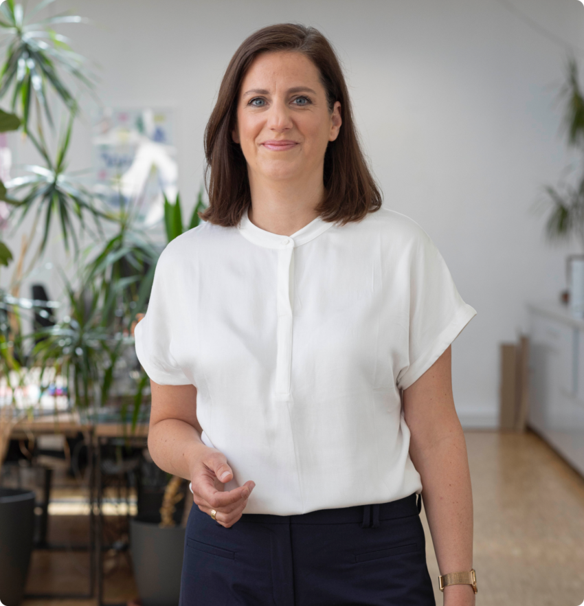 Portrait Marei Freund mit weißer Bluse und dunkelblauer Hose